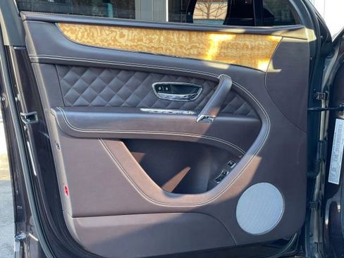 Used 2018 Bentley Bentayga Onyx Edition image 20