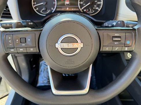 Used 2023 Nissan Rogue SV image 26