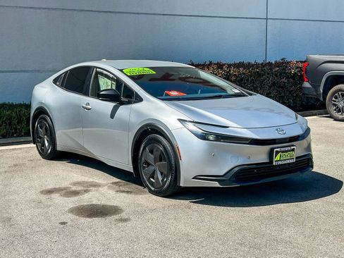 Used 2024 Toyota Prius LE image 3