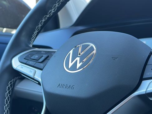 Used 2024 Volkswagen Taos SE w/ MDO Package image 30