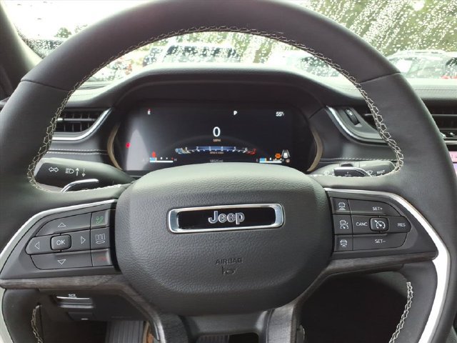 Used 2025 Jeep Grand Cherokee Limited w/ Black Appearance Package AWD/4WD image 16