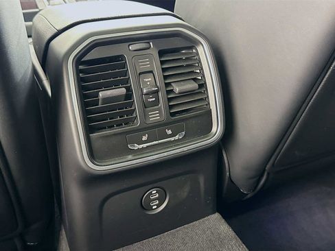 Certified 2025 Porsche Macan AWD/4WD image 25