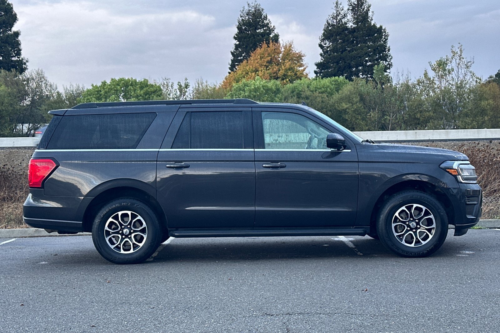 Used 2024 Ford Expedition Max XLT AWD/4WD image 3
