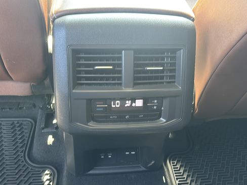 Used 2023 Volkswagen Atlas SE w/ Panoramic Sunroof Package FWD image 17