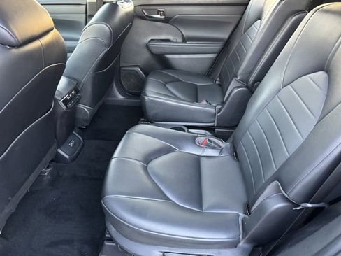 Certified 2022 Toyota Highlander XLE image 7
