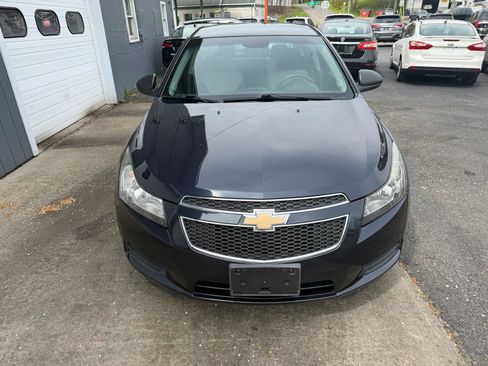 Used 2014 Chevrolet Cruze LS FWD image 2