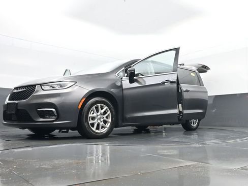 Used 2023 Chrysler Pacifica Touring-L image 35
