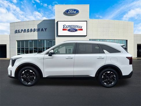 Used 2024 Kia Sorento S image 9
