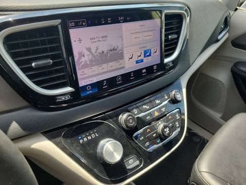Used 2023 Chrysler Pacifica Touring-L FWD image 27