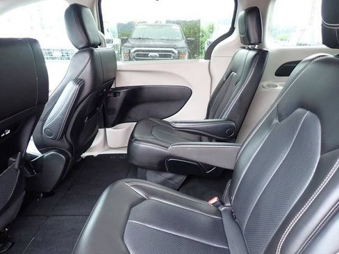 Used 2023 Chrysler Pacifica Touring-L FWD image 18