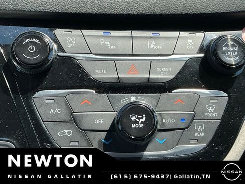 Used 2023 Chrysler Pacifica Touring-L FWD image 20