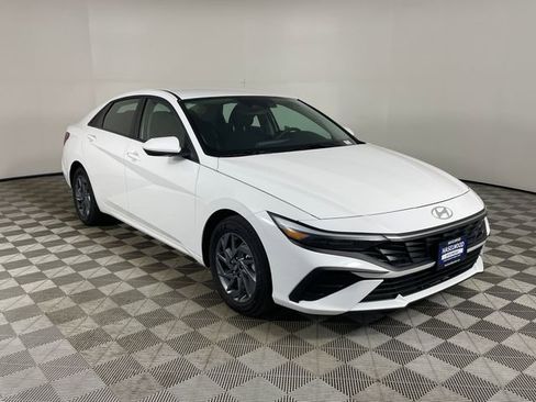 Used 2025 Hyundai Elantra Hybrid FWD image 25