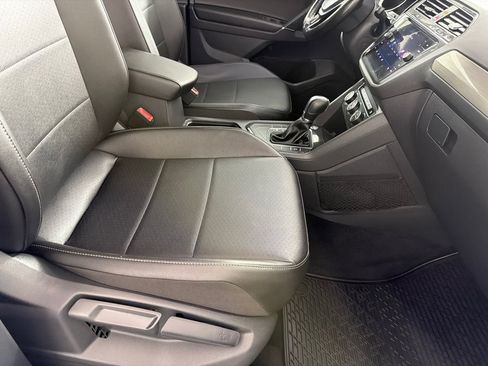 Used 2018 Volkswagen Tiguan SE w/ Panoramic Sunroof Package FWD image 25