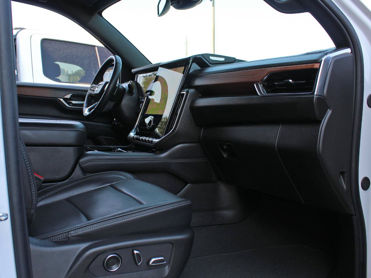 Used 2025 GMC Yukon Denali AWD/4WD image 39