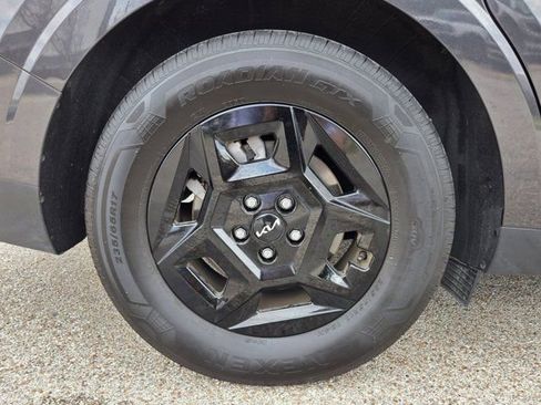 Used 2025 Kia Carnival image 32