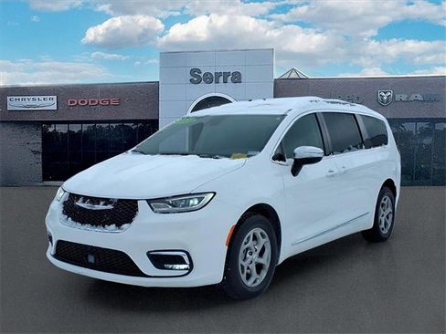 Used 2023 Chrysler Pacifica Limited image 3