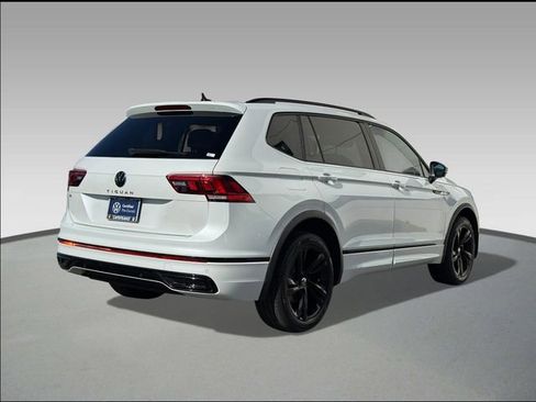 Certified 2023 Volkswagen Tiguan SE R-Line image 4