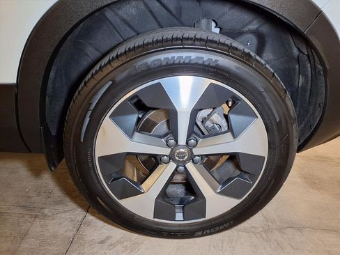 Used 2025 Volvo XC40 B5 Plus image 19