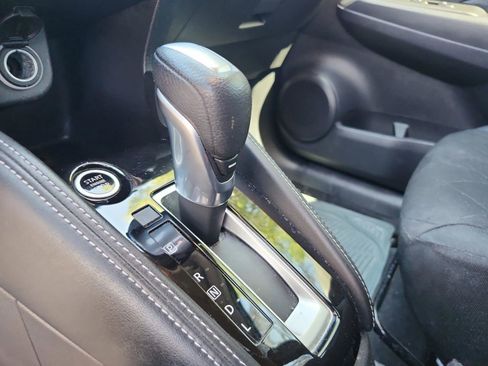 Used 2019 Nissan Kicks S image 14