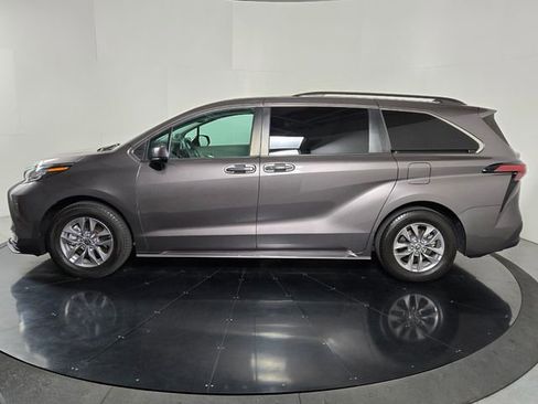 Used 2022 Toyota Sienna XLE w/ XLE Plus Package image 3