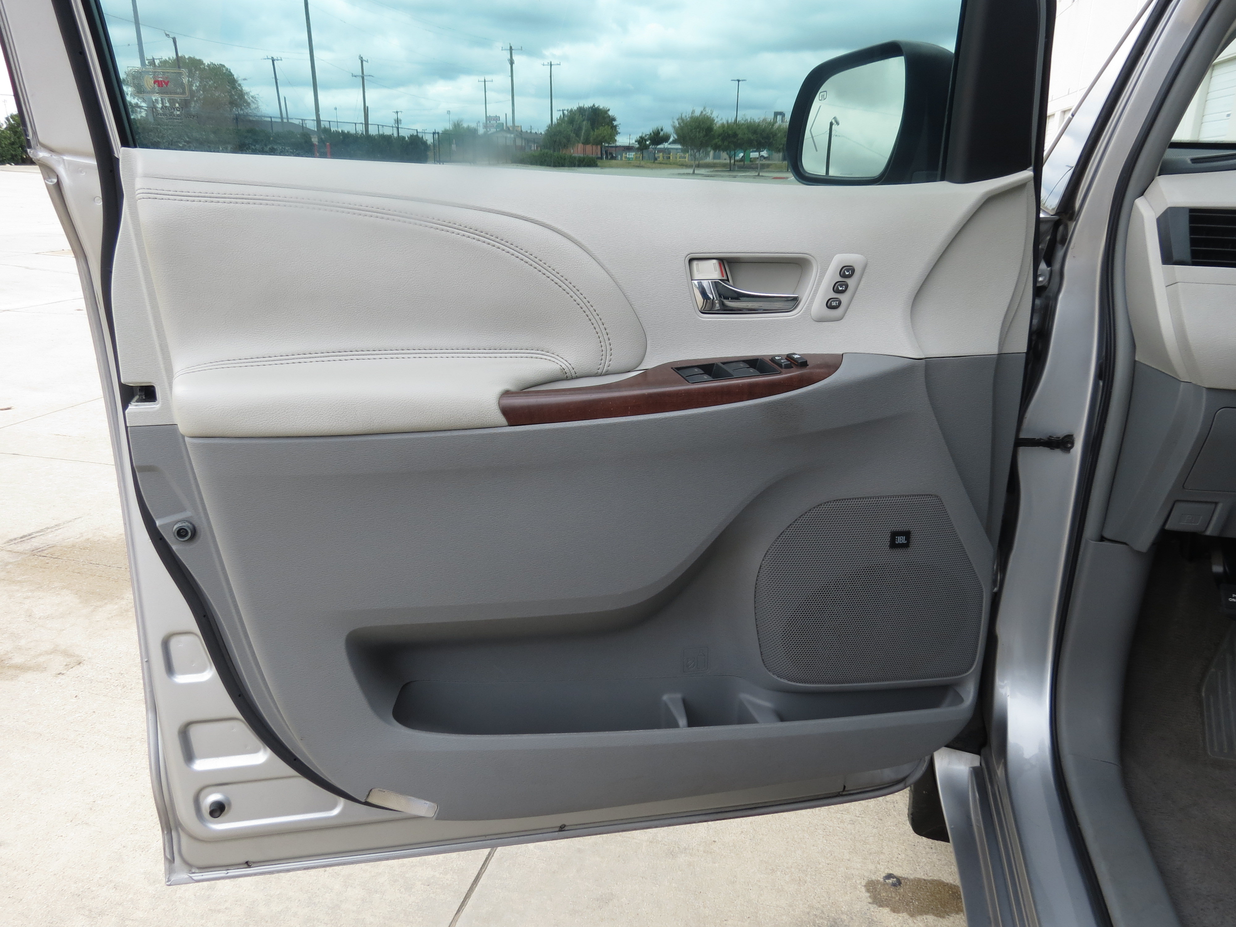 Used 2011 Toyota Sienna Limited w/ Premium Pkg FWD image 24