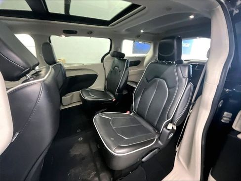 Used 2023 Chrysler Pacifica Limited FWD image 15