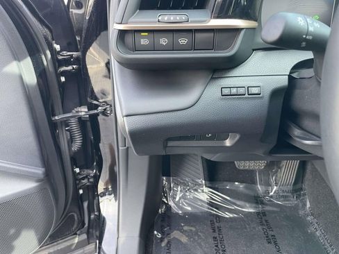 Used 2025 Toyota Crown Signia w/ Advanced Technology Package image 32