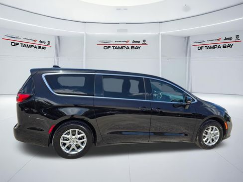 Used 2025 Chrysler Pacifica Select FWD image 7