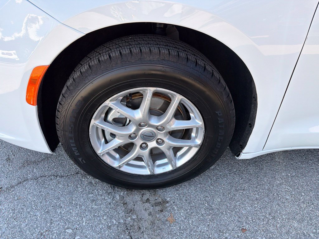 Used 2025 Chrysler Pacifica Select FWD image 9