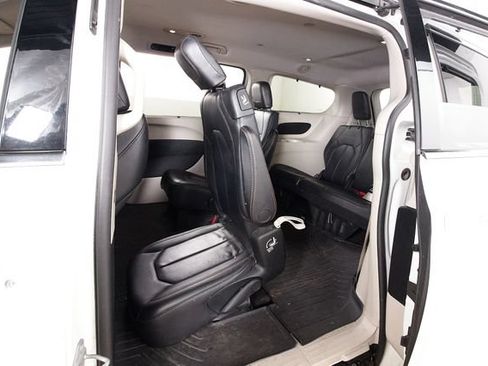 Used 2017 Chrysler Pacifica Touring-L FWD image 23