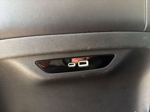 Used 2024 Chrysler Pacifica Touring-L image 18