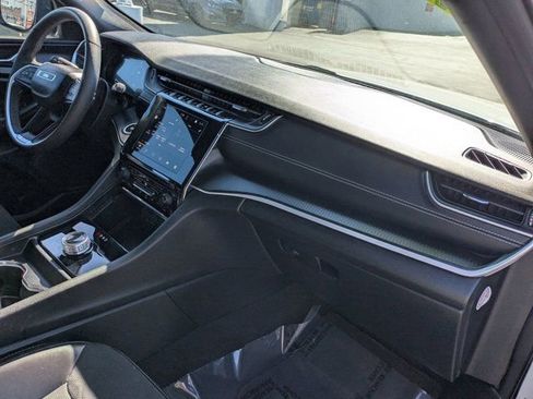 Used 2024 Jeep Grand Cherokee Altitude image 6