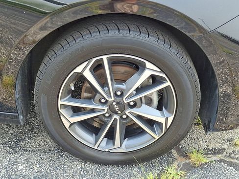 Used 2024 Kia Forte LXS FWD image 9