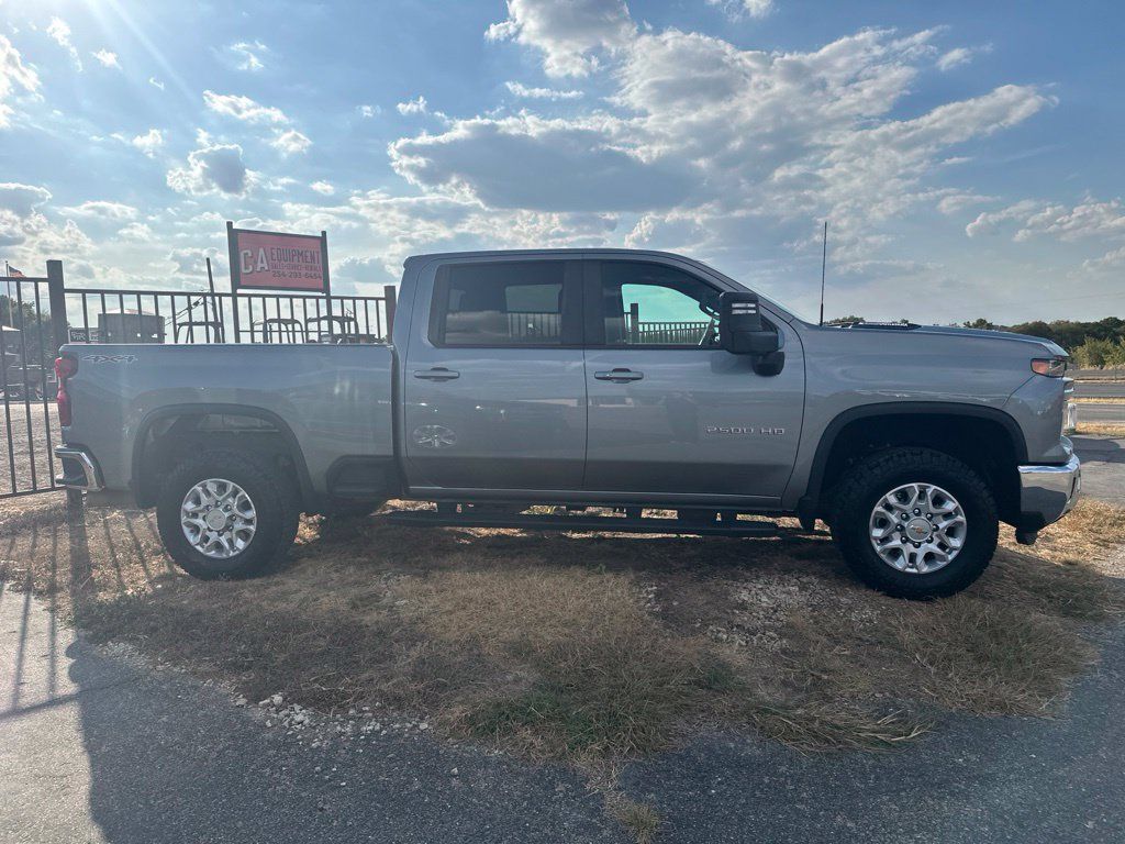 Used 2024 Chevrolet Silverado 2500 LT w/ Convenience Package AWD/4WD image 3