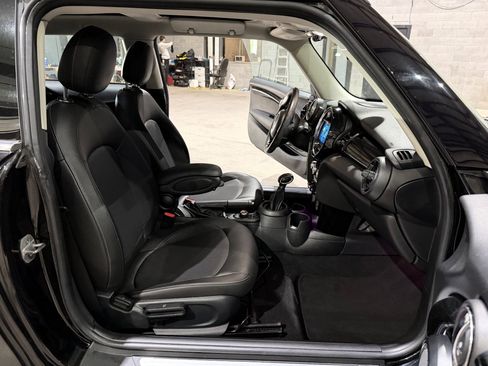 Used 2019 MINI Cooper 2-Door Hardtop w/ Signature Upholstery Package image 17