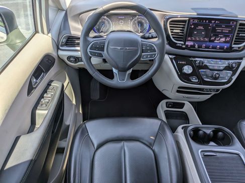 Used 2023 Chrysler Pacifica Touring-L FWD image 4