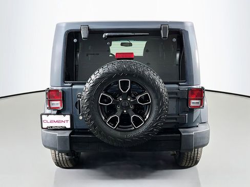 Used 2018 Jeep Wrangler Unlimited Sahara AWD/4WD image 8