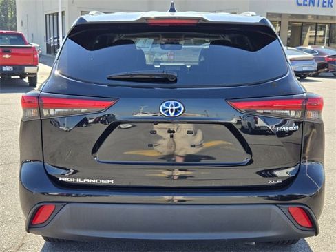 Used 2023 Toyota Highlander XLE image 4
