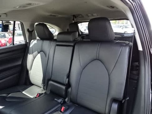 Used 2025 Toyota Highlander XLE FWD image 20