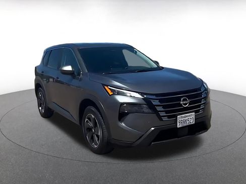 Used 2025 Nissan Rogue SV AWD/4WD image 3