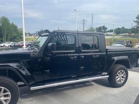 Used 2023 Jeep Gladiator Sport AWD/4WD image 2