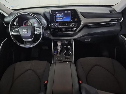 Used 2022 Toyota Highlander LE AWD/4WD image 11