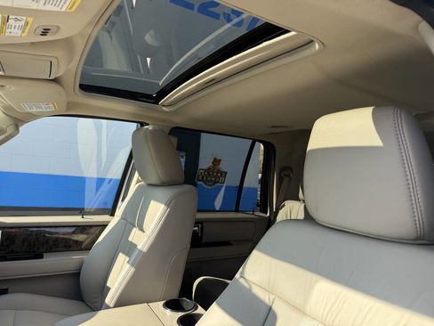 Used 2015 Lincoln Navigator 4WD image 10