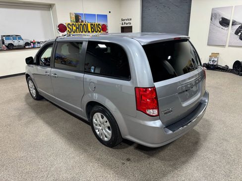 Used 2018 Dodge Grand Caravan SE image 17