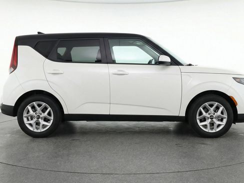 Used 2025 Kia Soul LX w/ LX Technology Package FWD image 11