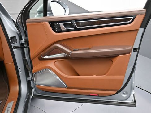 Certified 2023 Porsche Cayenne Turbo AWD/4WD image 30