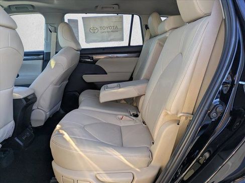 New 2025 Toyota Highlander Limited image 15