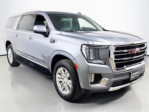 Used 2021 GMC Yukon XL SLT w/ SLT Premium Package image 3