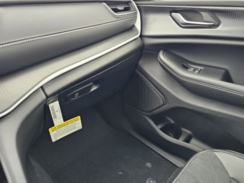 New 2025 Jeep Grand Cherokee Altitude image 26