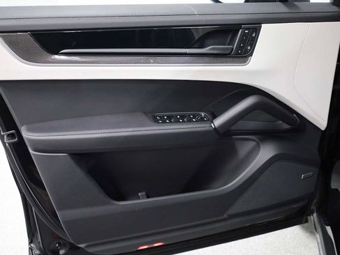 Certified 2025 Porsche Cayenne E-Hybrid image 16